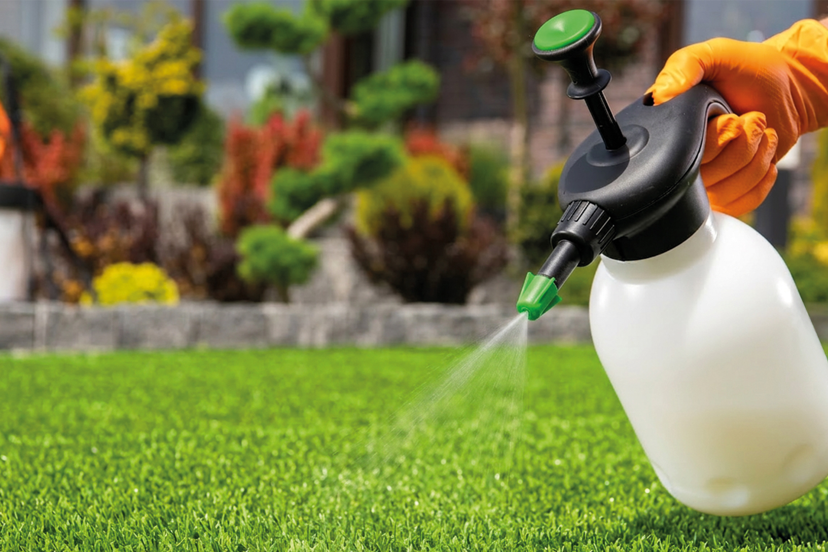 Una persona aplicando higienizador en el césped artificial